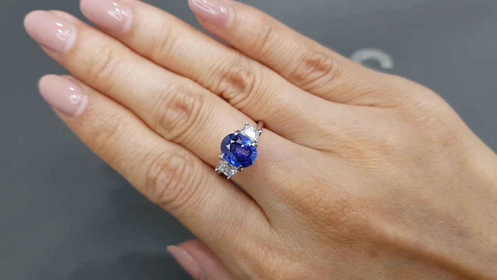 Royal Blue sapphire 2.57 carats from Sri Lanka in oval cut Image №4