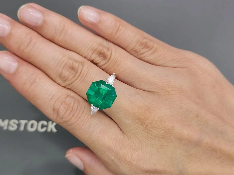 Vivid Green Colombian emerald in octagon cut 7.42 carats Image №5