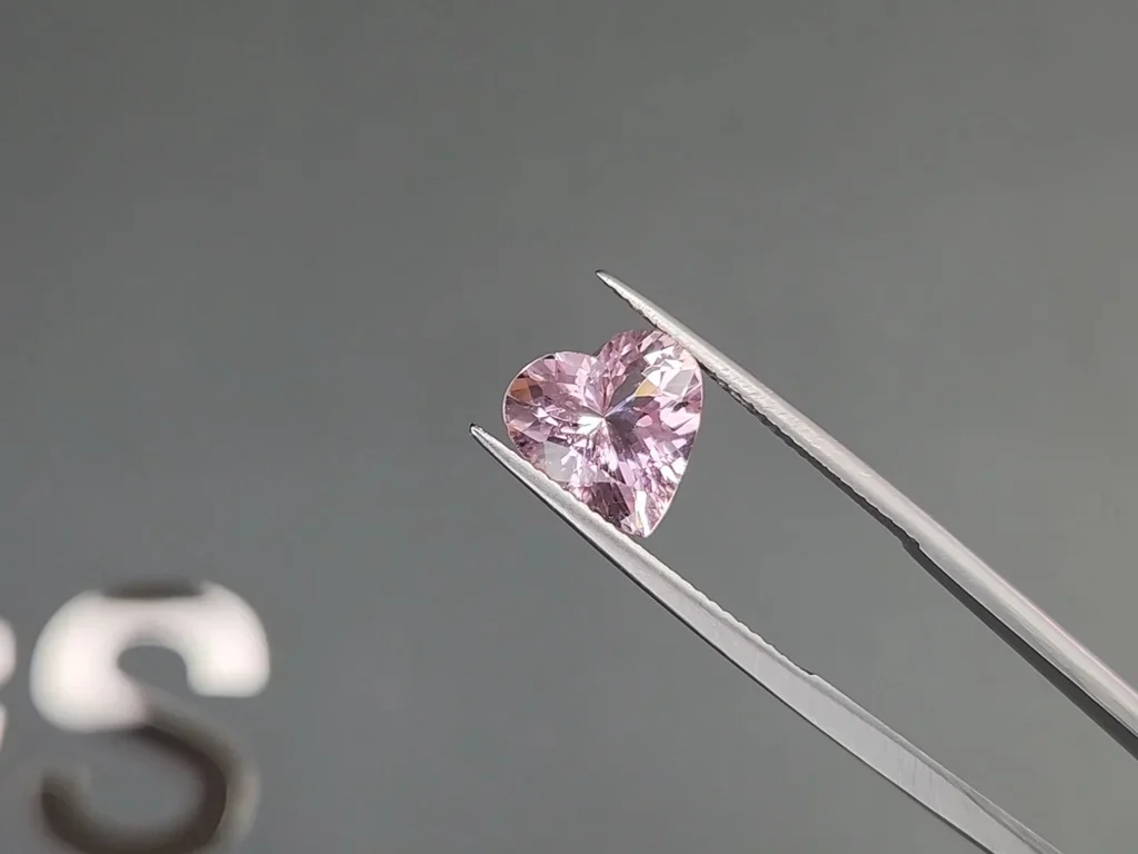 Heart shaped pink morganite set 6.88 carats, Madagascar  Image №3
