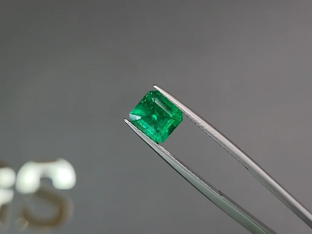Intense Colombian emerald Muzo Green 1.65 ct Image №3