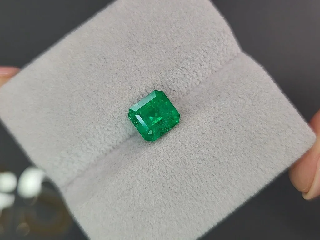 Intense Colombian emerald Muzo Green 1.65 ct Image №4