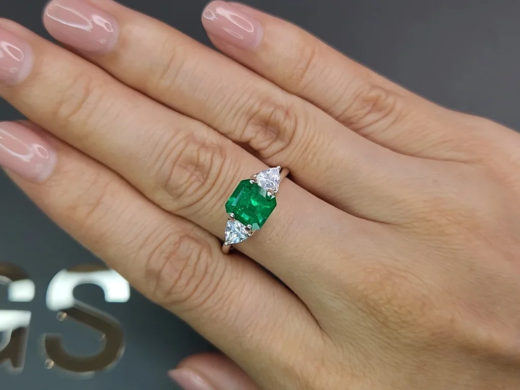 Intense Colombian emerald Muzo Green 1.65 ct Image №5