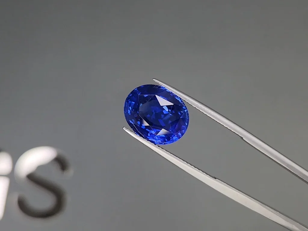 Unheated Royal Blue sapphire in oval cut 10.08 carats, Sri Lanka  Image №3