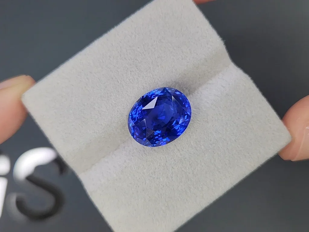 Unheated Royal Blue sapphire in oval cut 10.08 carats, Sri Lanka  Image №4