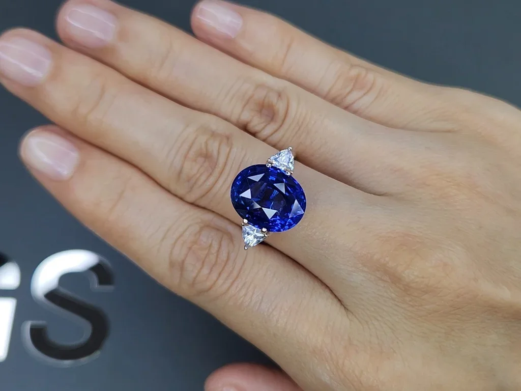 Unheated Royal Blue sapphire in oval cut 10.08 carats, Sri Lanka  Image №5