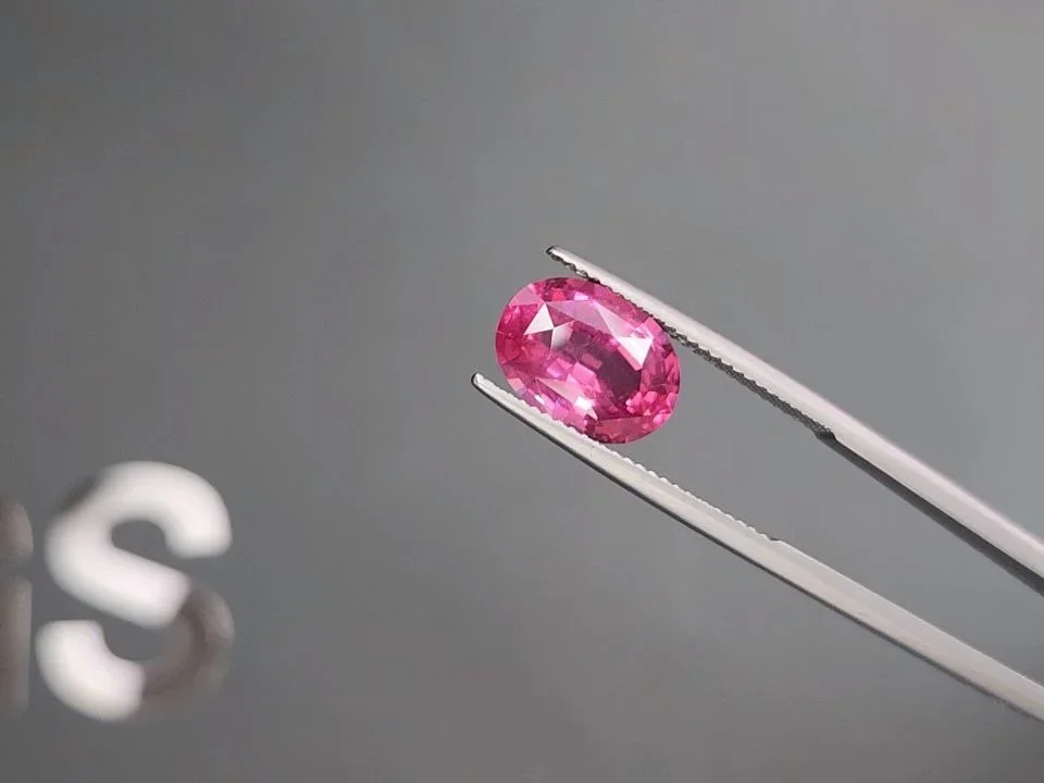 Vivid Pink Mahenge spinel in oval cut 4.52 carats, Tanzania   Image №3
