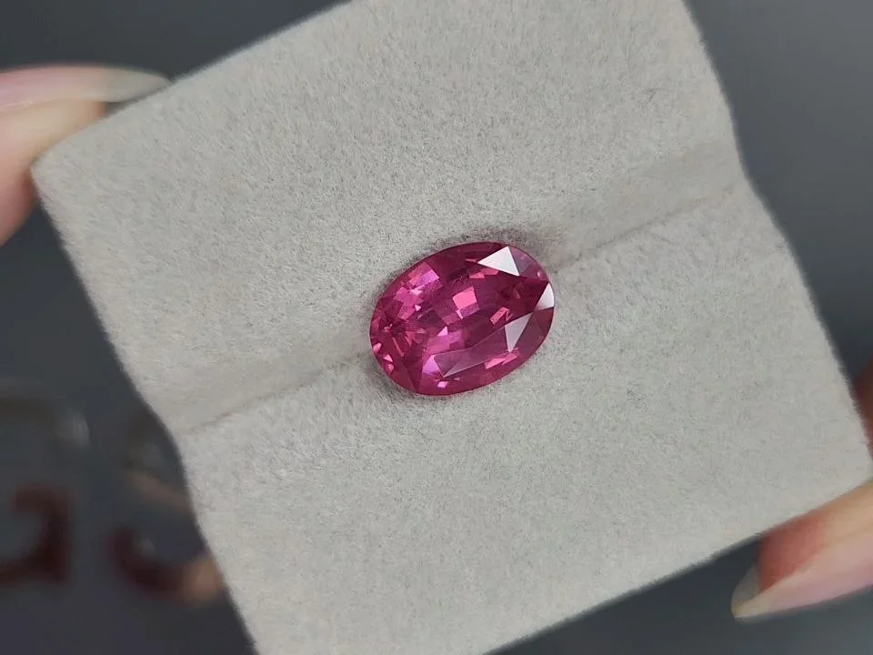 Vivid Pink Mahenge spinel in oval cut 4.52 carats, Tanzania   Image №4
