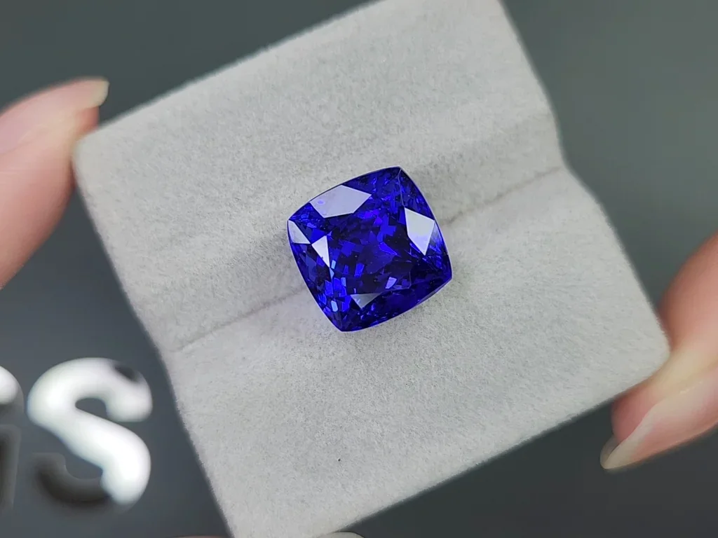 Large Royal blue tanzanite in cushion cut 11.80 carats, Tanzania Image №4