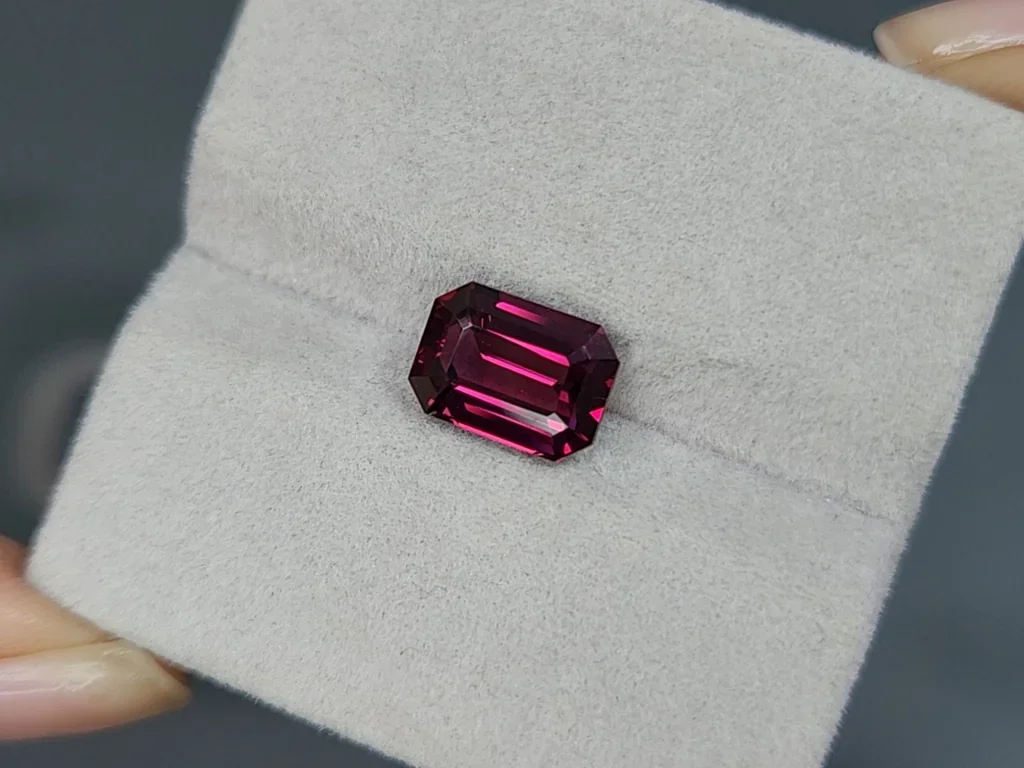 Garnet rhodolite octagon cut 3.77 carats, Tanzania Image №4