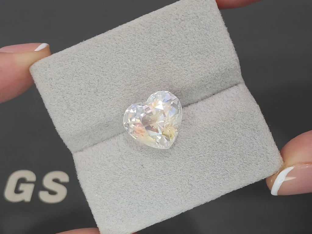Rainbow moonstone heart shape 7.04 carats, Madagascar Image №4