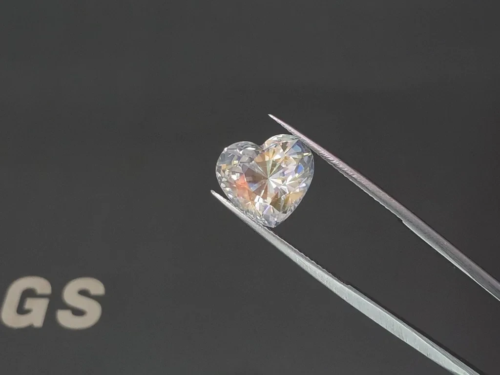 Rainbow moonstone heart shape 7.04 carats, Madagascar Image №3