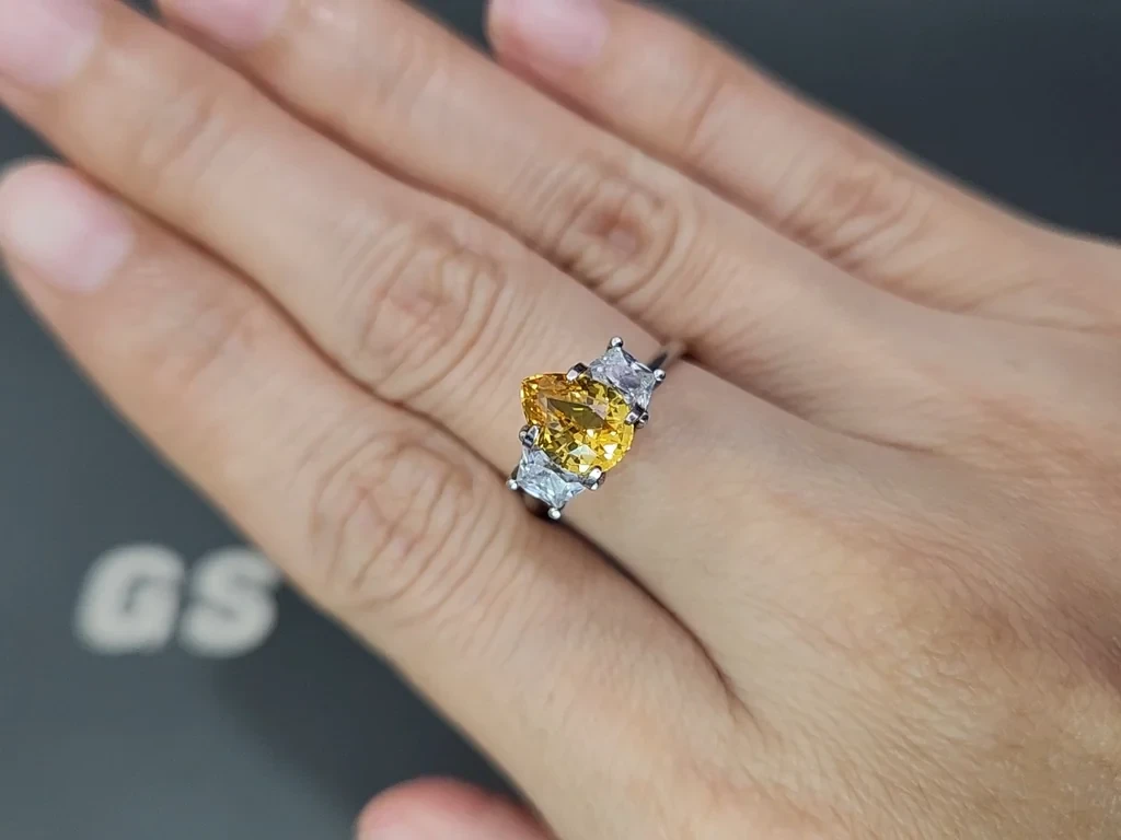 Sapphire Vivid Yellow pear shaped 1.60 carats, Sri Lanka Image №5