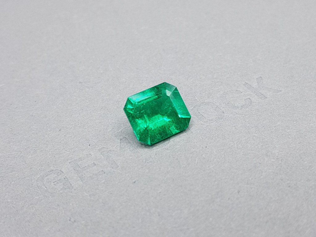 Colombian Vivid Green emerald in octagon shape 3.99 ct, GRS Image №3