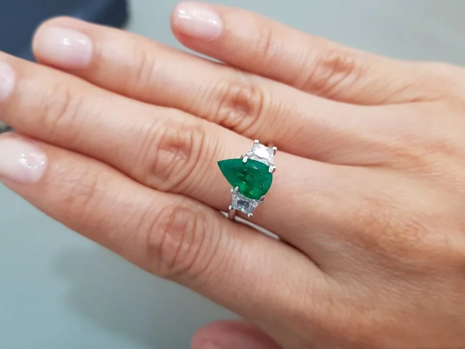 Muzo Green pear cut emerald 1.59 ct, Colombia Image №3