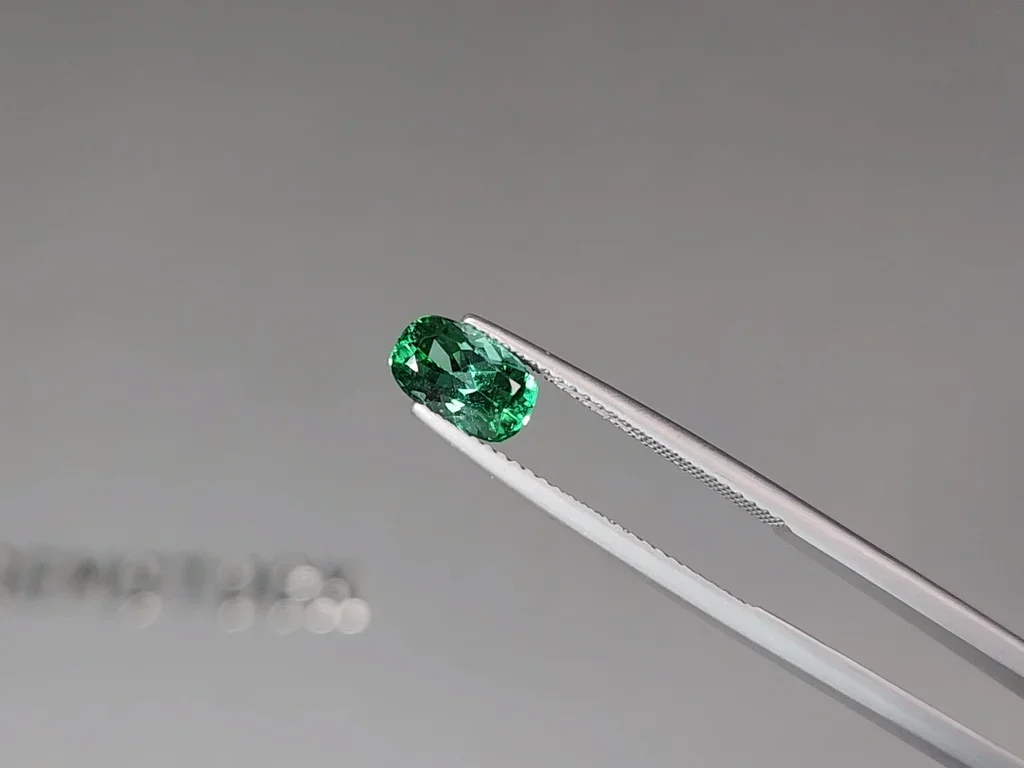 Neon-green tourmaline Paraiba 1.30 carats in cushion cut, Brazil  Image №3
