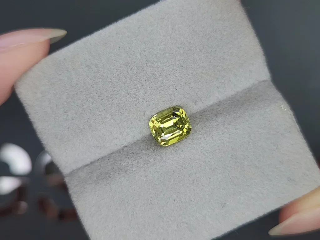 Yellow-green chrysoberyl in cushion cut 1.51 carats, Sri Lanka Image №4