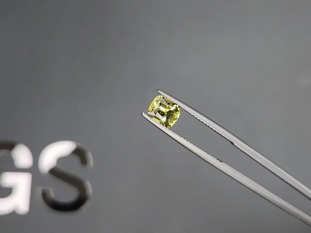 Yellow-green chrysoberyl in cushion cut 1.51 carats, Sri Lanka Image №3