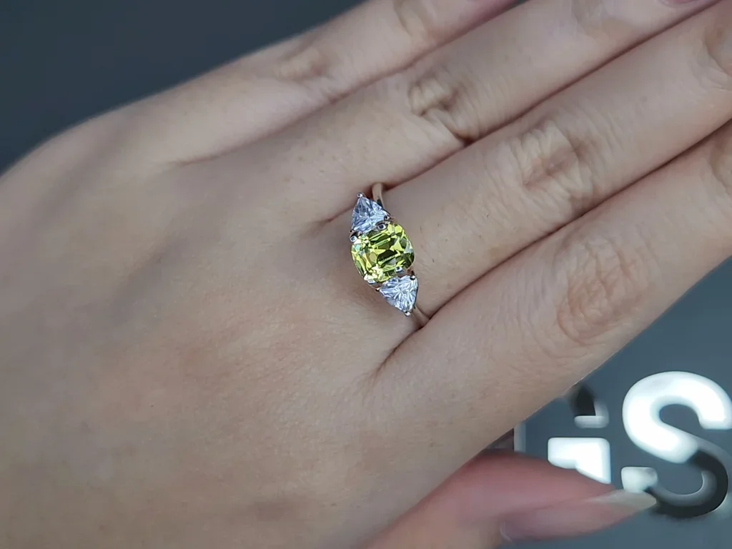 Yellow-green chrysoberyl in cushion cut 1.51 carats, Sri Lanka Image №5