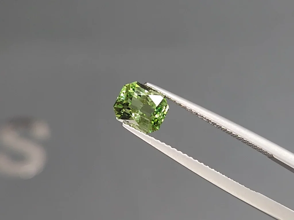 Garnet tsavorite radiant cut 1.58 carats, Tanzania Image №3