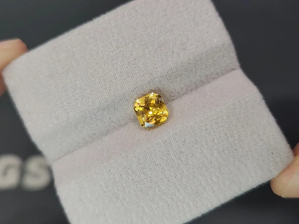 Sapphire Vivid Yellow  radiant cut 1.53 carats, Sri Lanka Image №4