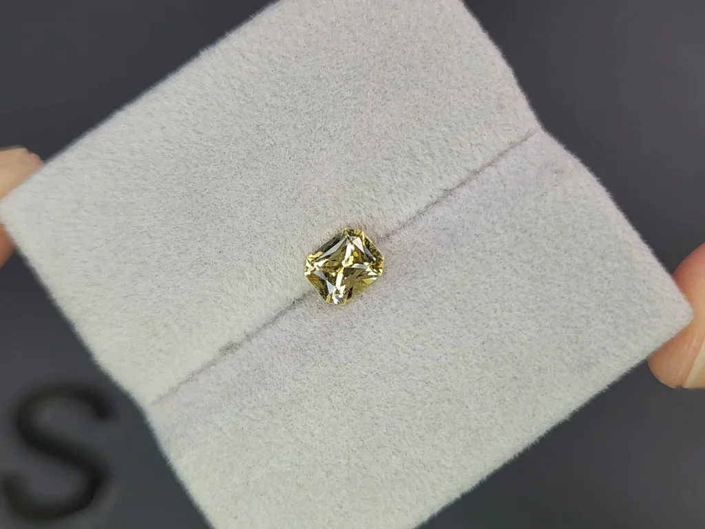 Yellow radiant cut sapphire 0.81 carats, Madagascar Image №4