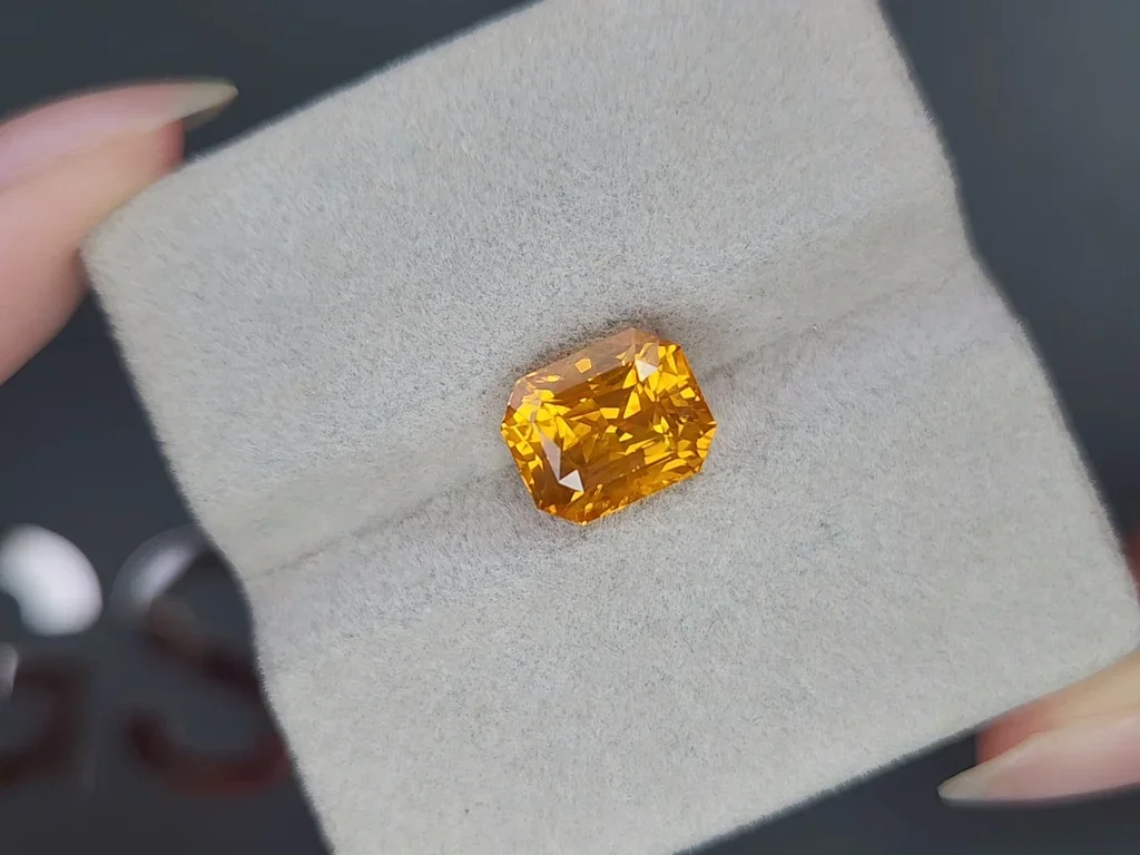 Vivid yellow-orange sapphire in radiant cut 5,12 carats, Sri Lanka Image №4