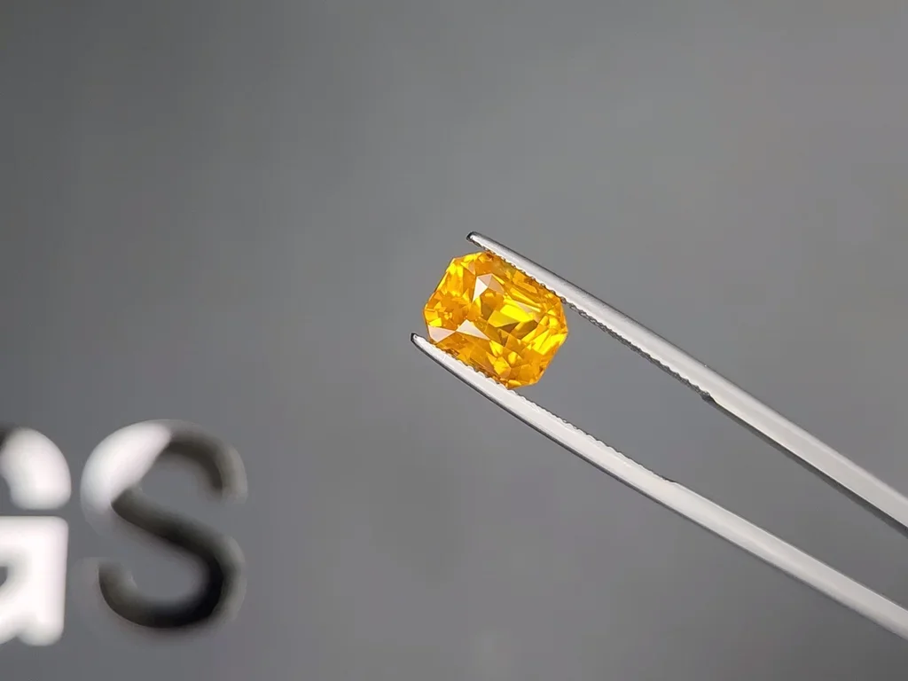 Vivid yellow-orange sapphire in radiant cut 5,12 carats, Sri Lanka Image №3