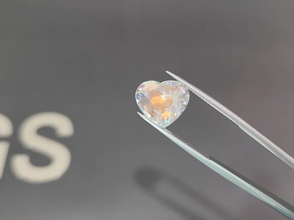 Rainbow moonstone heart shape 7.02 carats, Madagascar Image №3
