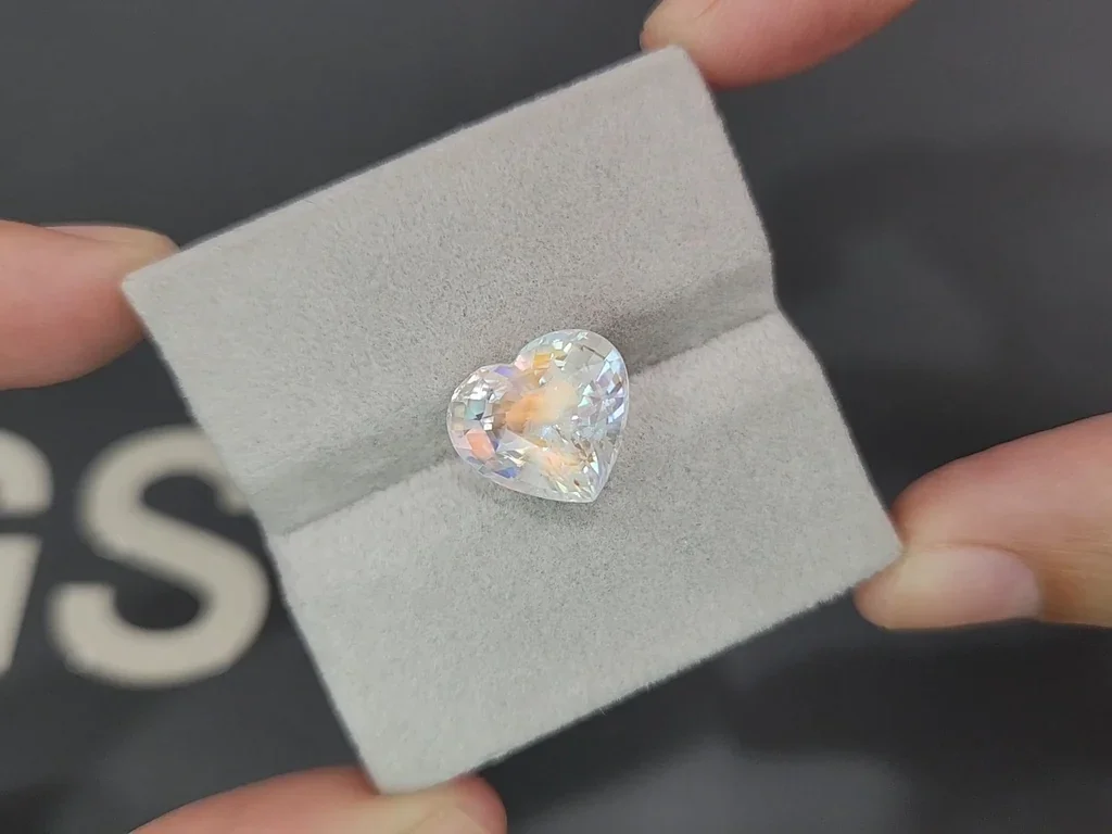 Rainbow moonstone heart shape 7.02 carats, Madagascar Image №4