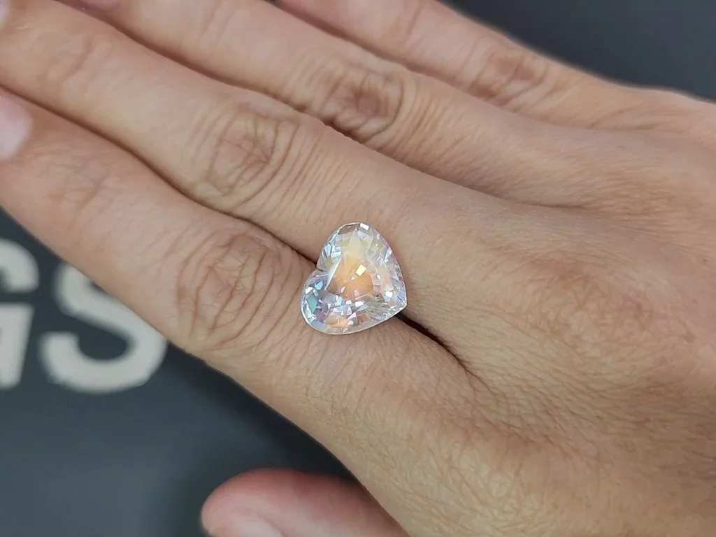 Rainbow moonstone heart shape 7.02 carats, Madagascar Image №2