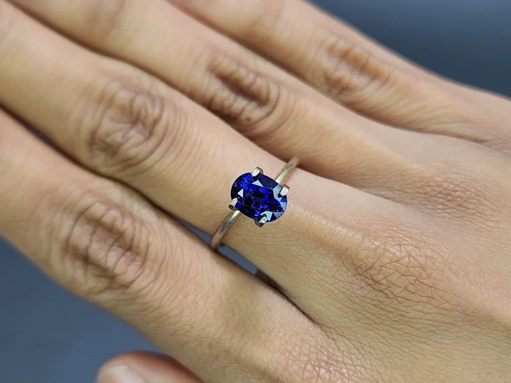 Sapphire Royal Blue oval cut 2.00 carats, Sri Lanka  Image №5