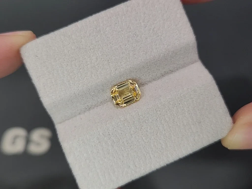 Sapphire Vivid Yellow octagon cut 1.55 carats, Sri Lanka Image №4