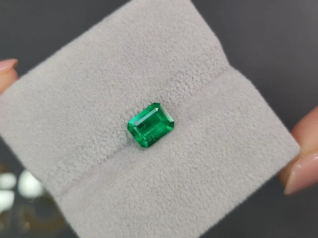 Intense emerald Muzo Green 1.06 ct, Colombia Image №4