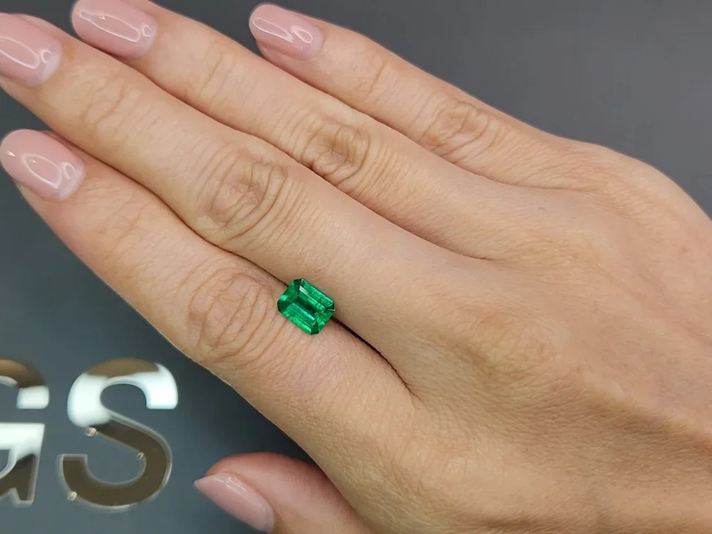 Intense emerald Muzo Green 1.06 ct, Colombia Image №2