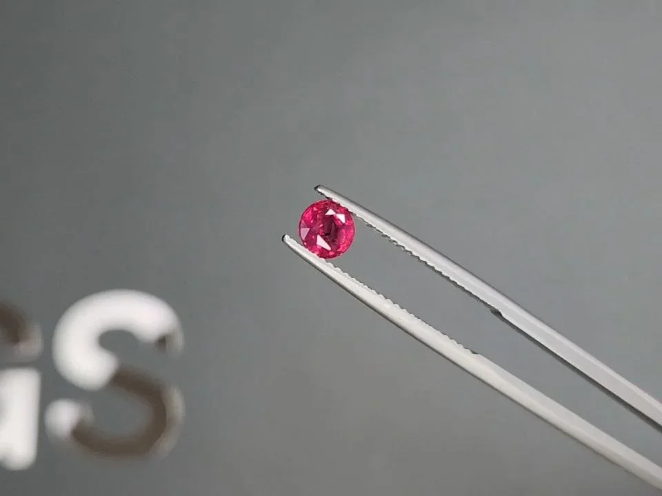Unheated vivid red-pink ruby in round cut 1.00 carat, Kashmir  Image №3