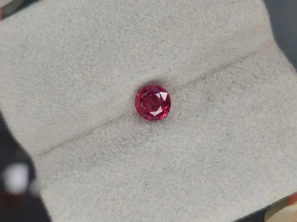 Unheated vivid red-pink ruby in round cut 1.00 carat, Kashmir  Image №4