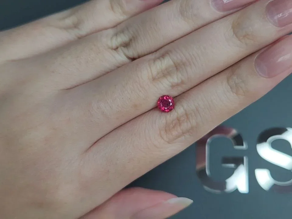 Unheated vivid red-pink ruby in round cut 1.00 carat, Kashmir  Image №2