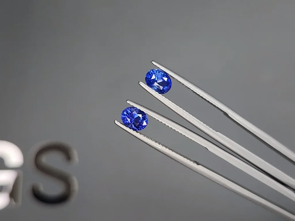 Pair of Intense Cornflower blue sapphires in oval cut 2.07 carats, Sri Lanka Image №3