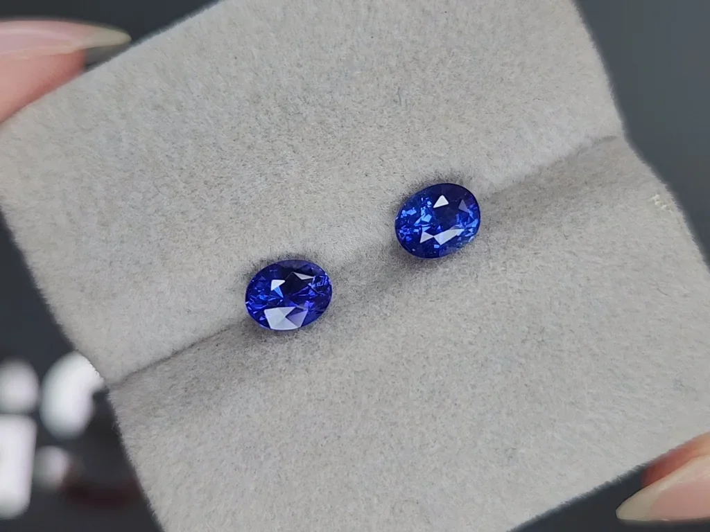 Pair of Intense Cornflower blue sapphires in oval cut 2.07 carats, Sri Lanka Image №4