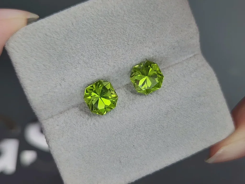 Pair of peridots yellow-green asscher cut  3.80 carats, Burma Image №4