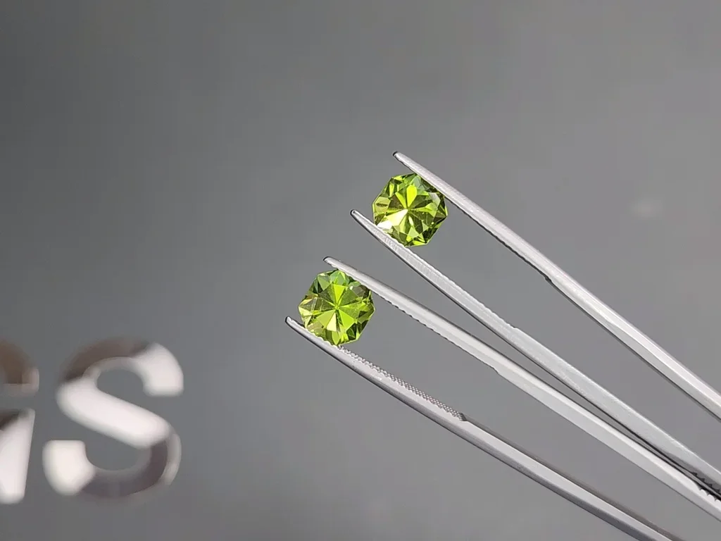 Pair of peridots yellow-green asscher cut  3.80 carats, Burma Image №3