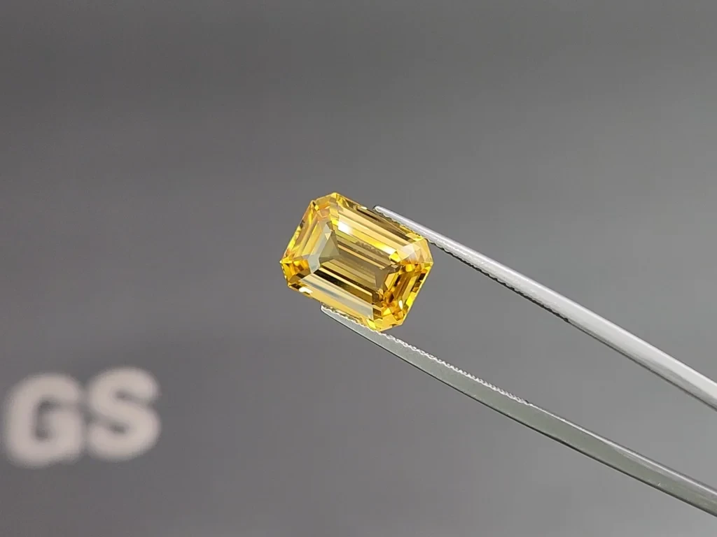 Unheated Golden Vivid Yellow sapphire in octagon cut  8.10 carats, Sri Lanka Image №3