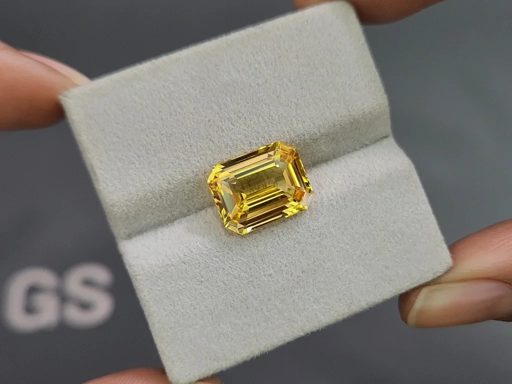 Unheated Golden Vivid Yellow sapphire in octagon cut  8.10 carats, Sri Lanka Image №4
