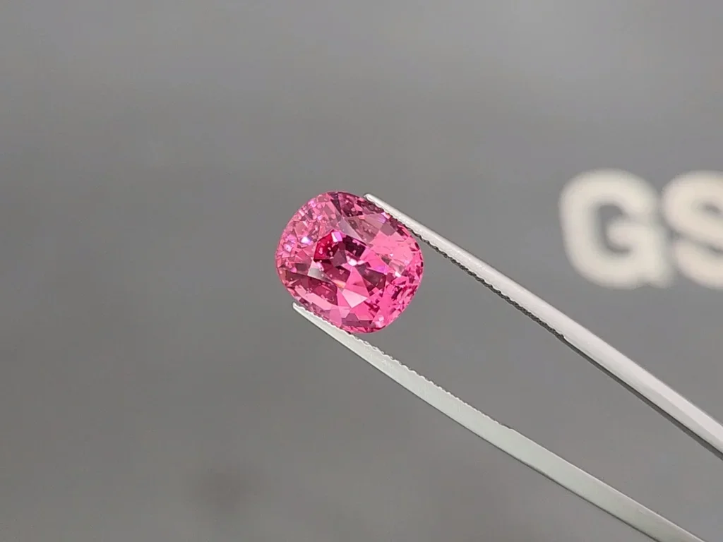 Unique vivid pink Vietnamese spinel in cushion cut 8.40 carats Image №3
