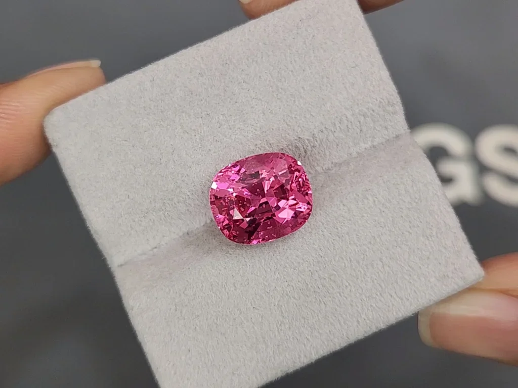 Unique vivid pink Vietnamese spinel in cushion cut 8.40 carats Image №4