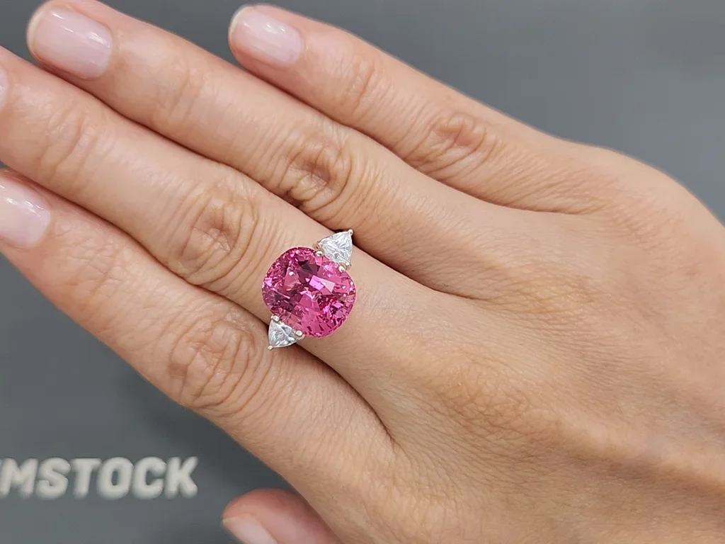 Unique vivid pink Vietnamese spinel in cushion cut 8.40 carats Image №5
