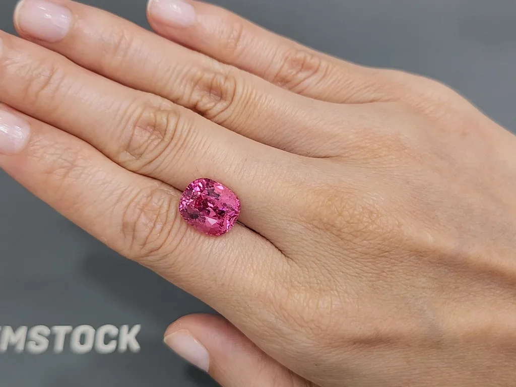 Unique vivid pink Vietnamese spinel in cushion cut 8.40 carats Image №2