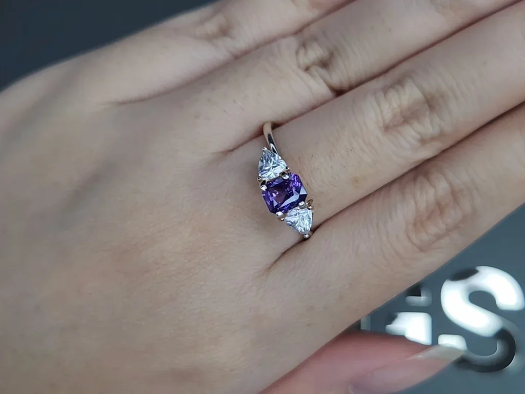 Unheated color change sapphire in radiant cut 1,15 carats, Sri Lanka Image №5
