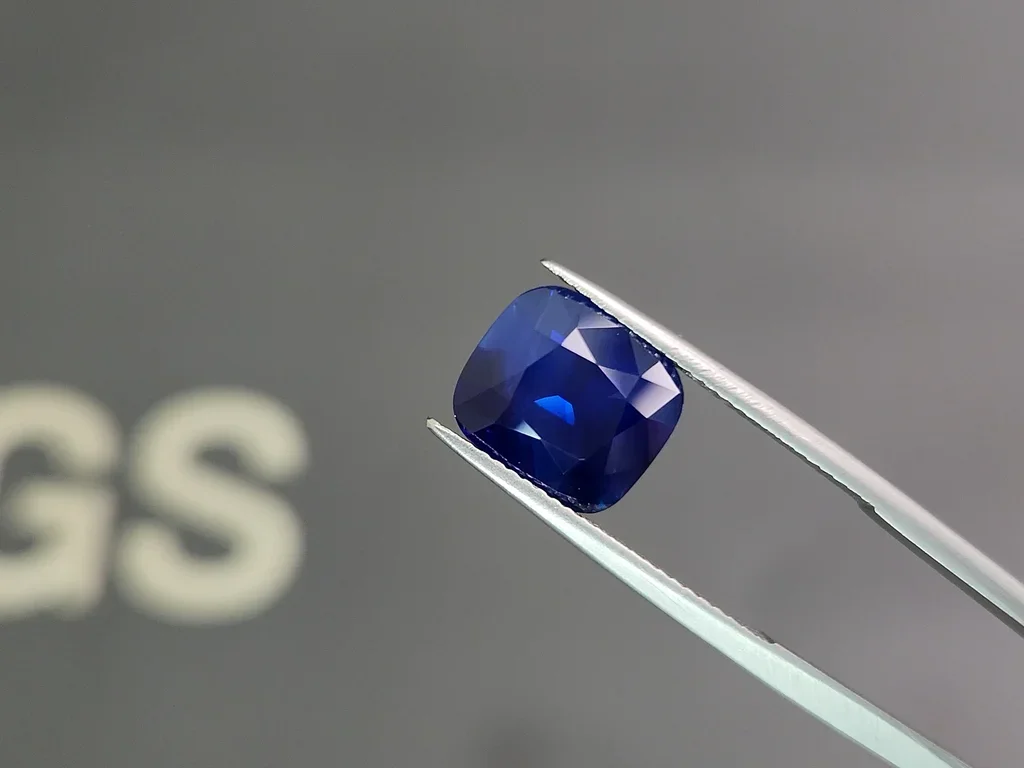 Unheated Royal Blue sapphire in cushion cut 5.26 carats, Madagascar  Image №3