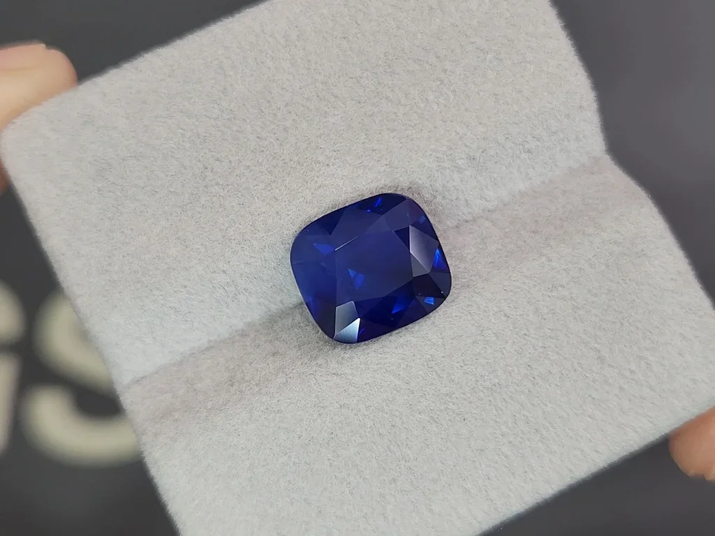 Unheated Royal Blue sapphire in cushion cut 5.26 carats, Madagascar  Image №4